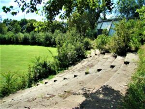 Heute zählt der WAC-Platz zu den ältesten Fußballplätzen von Wien. Die Aufnahme stammt vom September 2009. In der Zwischenzeit wurde die alte Stehplatz-Rampe samt den Stufen komplett abgetragen. Foto: © oepb