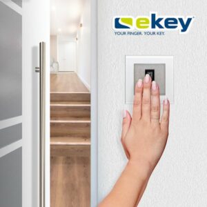 Tür öffnen, Rollladen hochfahren und Licht einschalten per Fingerprint – ein mögliches Anwendungsszenario von ekey in Verbindung mit Somfy. Foto: © ekey 