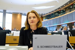  Die EVP-Europaabgeordneten - im Bild  Simone Schmiedtbauer, Agrarsprecherin der ÖVP im Europaparlament -  appellieren an Kommissionschefin van der Leyen: Timmermans darf GAP nicht torpedieren. Umwelt, Klima und Artenvielfalt werden geschützt  .  Foto: © Stravros Tzovaras 